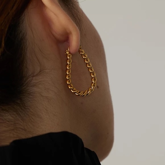 💛Gold plated twist huggie earrings - Picture 2 of 5